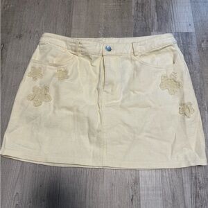 Lelis Collection Cream Floral Mini Skirt Cute Size Medium Brand New With Tags
